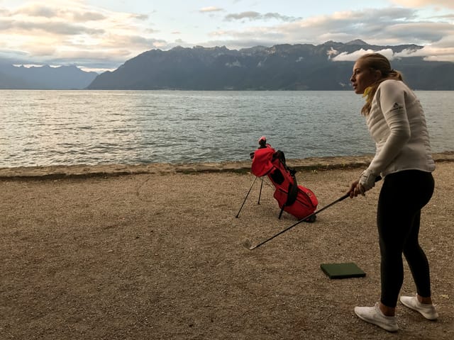 Rachel schlägt Ball vor Genfersee