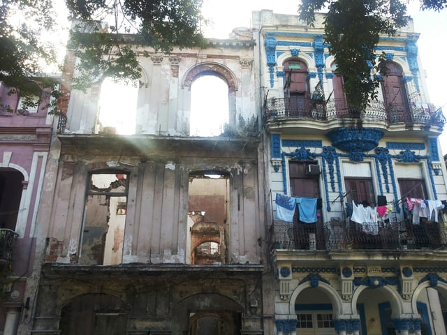 Ein Bild einer Fassade in Havanna: Pracht und Zerfall sind nebeneinander. Ein Bild einer Fassade in Havanna: Pracht und Zerfall sind nebeneinander.
