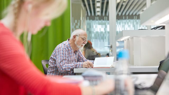 Eine Frau und ein Mann arbeiten in der Bibliothek der Universität Luzern. Eine Frau und ein Mann arbeiten in der Bibliothek der Universität Luzern.