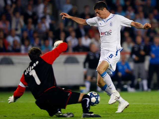 Lewandowski am Ball gegen Torwart von Brügge Lewandowski am Ball gegen Torwart von Brügge