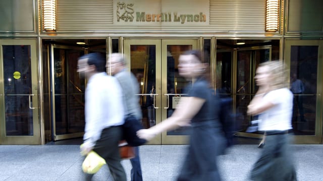 Passanten gehen an Merrill-Lynch-Gebäude in New York vorbei. (reuters) Passanten gehen an Merrill-Lynch-Gebäude in New York vorbei. (reuters)