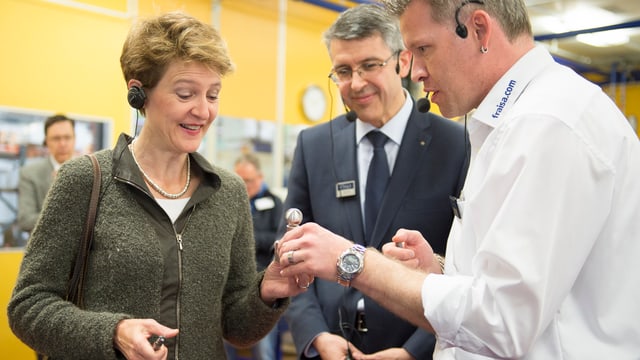 Bundesrätin Simonetta Sommaruga begutachtet bei ihrem Besuch in der Firma Fraisa ein Produkt. Bundesrätin Simonetta Sommaruga begutachtet bei ihrem Besuch in der Firma Fraisa ein Produkt.