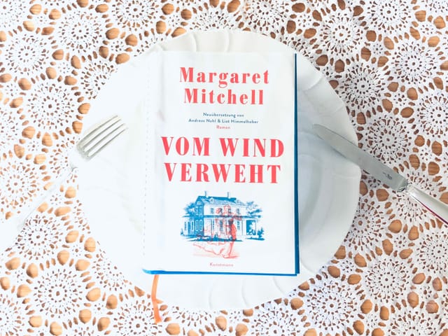 Der Roman «Vom Wind verweht» liegt auf einem festlich gedeckten Tisch. Der Roman «Vom Wind verweht» liegt auf einem festlich gedeckten Tisch.