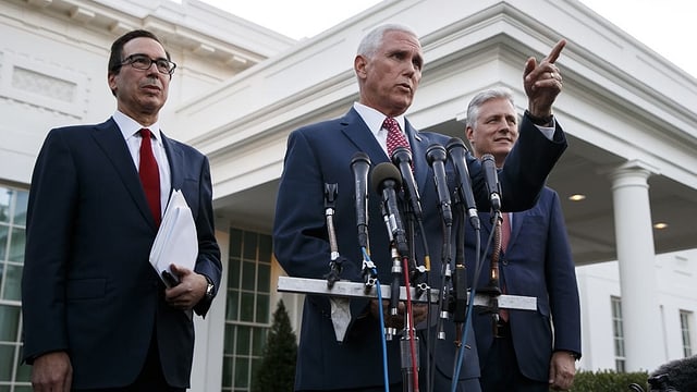 US-Vize-Präsident Mike Pence spricht vor den Medien. US-Vize-Präsident Mike Pence spricht vor den Medien.
