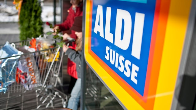 Ein Schild des Billigdiscounters Aldi Ein Schild des Billigdiscounters Aldi