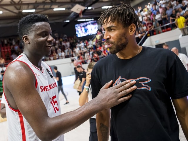 Clint Capela (l.) und Thabo Sefolosha spielen künftig im selben Team. Clint Capela (l.) und Thabo Sefolosha spielen künftig im selben Team.