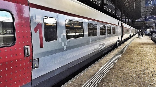Zug an einem Perron Zug an einem Perron