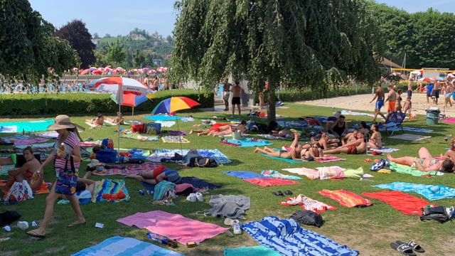 Viele Leute in Gartenbad Viele Leute in Gartenbad