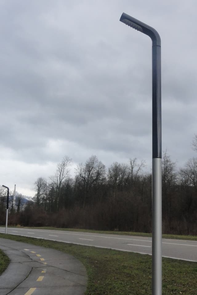 Eine LED-Strassenleuchte an einem Veloweg. Eine LED-Strassenleuchte an einem Veloweg.