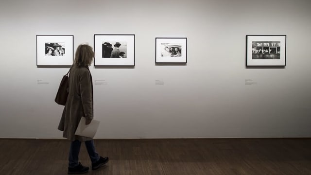 Besucher in einer Ausstellung des Fotografen Robert Frank in Wien. Besucher in einer Ausstellung des Fotografen Robert Frank in Wien.