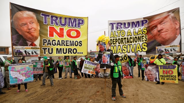 Plakate mit Trumps Antlitz und Parolen. Plakate mit Trumps Antlitz und Parolen.