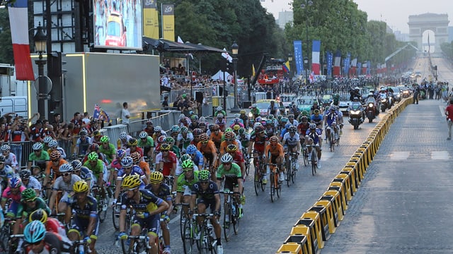 Das Feld der Tour de France auf den Champs Elysées. Das Feld der Tour de France auf den Champs Elysées.