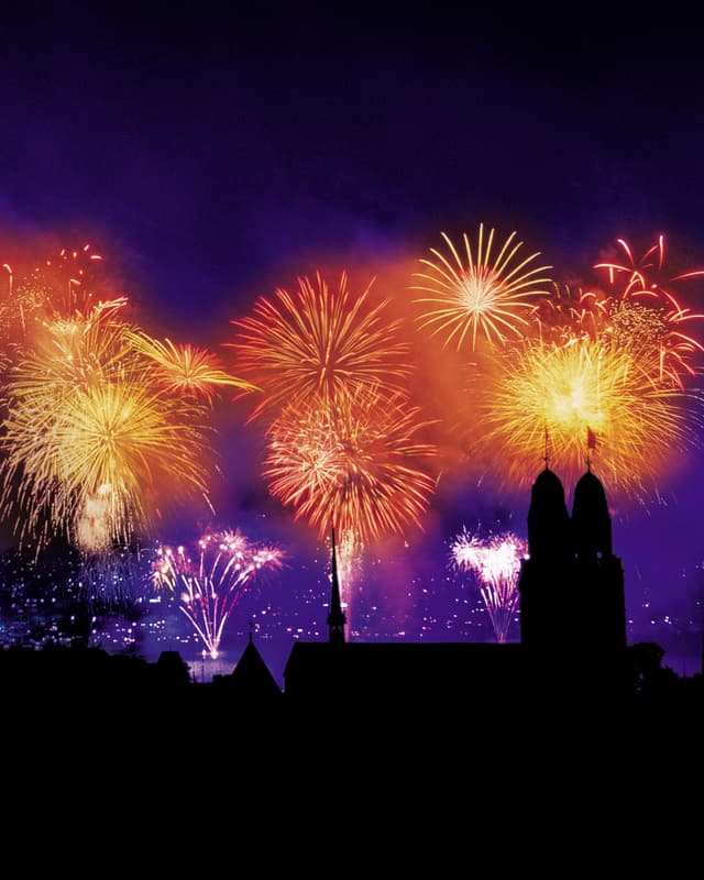 Buntes Silvester-Feuerwerk über dem Zürcher Grossmünster Buntes Silvester-Feuerwerk über dem Zürcher Grossmünster