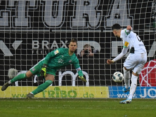 Ramy Bensebaini bezwingt Manuel Neuer vom Punkt. Ramy Bensebaini bezwingt Manuel Neuer vom Punkt.