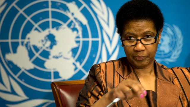 Phumzile Mlambo-Ngcuka beantwortet Fragen, im Hintergrund das blaue UNO-Emblem. Phumzile Mlambo-Ngcuka beantwortet Fragen, im Hintergrund das blaue UNO-Emblem.