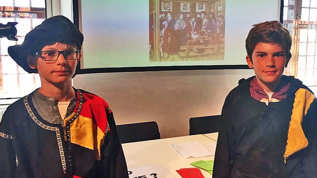 Zwei Schulkinder in historischen Gewändern Zwei Schulkinder in historischen Gewändern