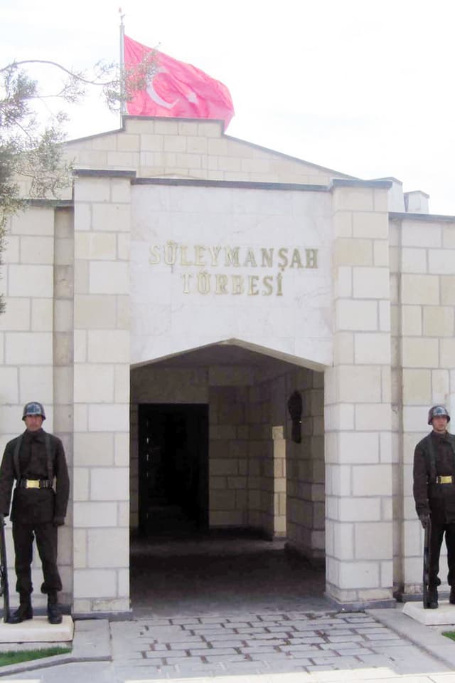 Zwei türkische Soldaten vor dem Eingang des Mausoleums. Zwei türkische Soldaten vor dem Eingang des Mausoleums.