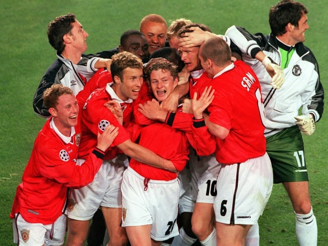 Nicky Butt, Jaap Stam und Co. herzen den Torschützen Ole-Gunnar Solskjaer. Nicky Butt, Jaap Stam und Co. herzen den Torschützen Ole-Gunnar Solskjaer.