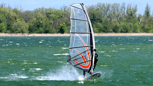Ein Surfer im Wind. Ein Surfer im Wind.