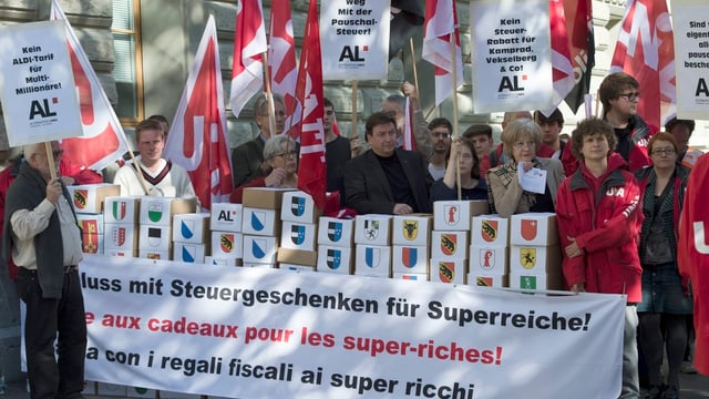 Unterstützer der Initiative zur Abschaffung der Pauschalbesteuerung mit Fahnen und Plakaten Unterstützer der Initiative zur Abschaffung der Pauschalbesteuerung mit Fahnen und Plakaten