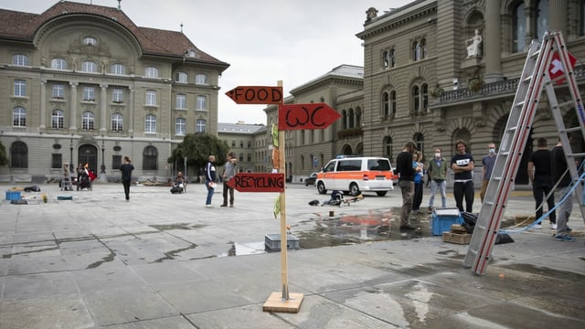 Relativ leerer Bundesplatz, ein Polizeiauto steht darauf. Relativ leerer Bundesplatz, ein Polizeiauto steht darauf.