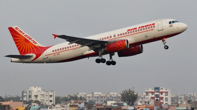 Ein Flugzeug der Air India fliegt tief über einer Stadt Ein Flugzeug der Air India fliegt tief über einer Stadt