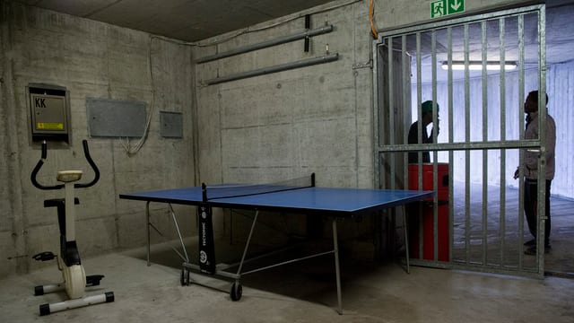 Bunkermässige Anlage, Eingangsbereich: Zwei Männer rauchen Bunkermässige Anlage, Eingangsbereich: Zwei Männer rauchen