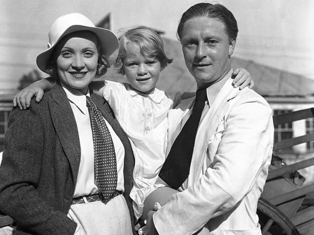 Bild von einer Familie mit Eltern und Tochter. Bild von einer Familie mit Eltern und Tochter.