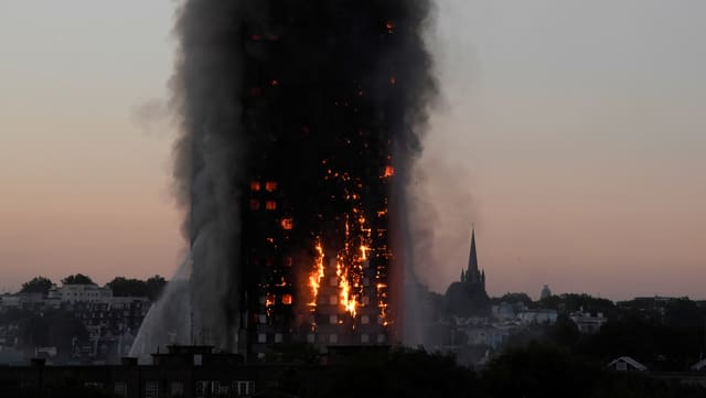 Grenfell Tower in Vollbrand in der Morgendämmerung. Grenfell Tower in Vollbrand in der Morgendämmerung.