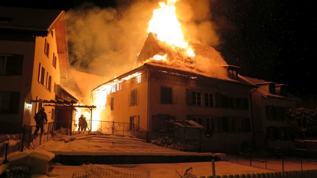 Dachstock eines Hauses in Lampenberg steht in Flammen. Dachstock eines Hauses in Lampenberg steht in Flammen.