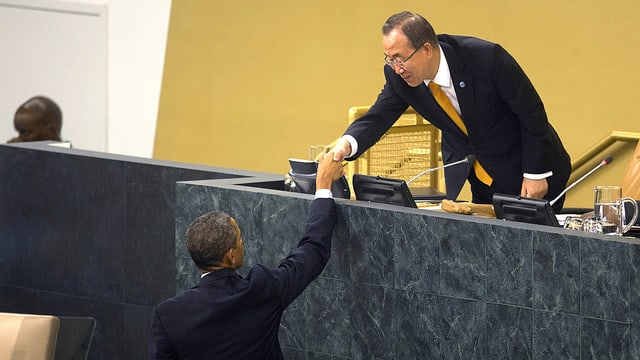 US-Präsident Barack Obama und Generalsekretär Ban Ki Moon schütteln sich die Hände. US-Präsident Barack Obama und Generalsekretär Ban Ki Moon schütteln sich die Hände.