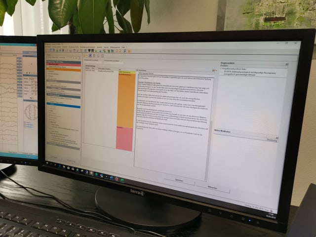 Computermonitor mit Text. Computermonitor mit Text.