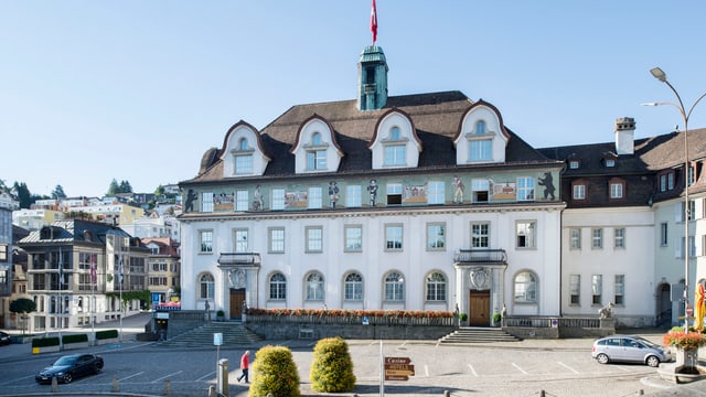 Im Hintergrund das Regierungsgebäude, im Vordergrund der Obstmarkt. Im Hintergrund das Regierungsgebäude, im Vordergrund der Obstmarkt.