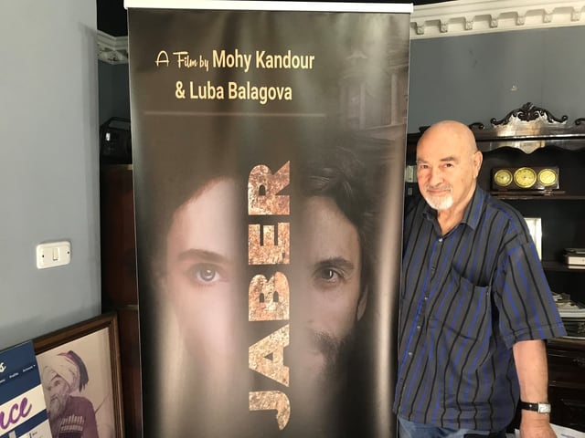 Mohy Kandour mit einem Filmplakat von Jaber Mohy Kandour mit einem Filmplakat von Jaber