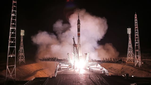 Rakete startet von der Startrampe. Rakete startet von der Startrampe.