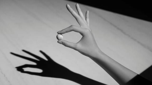 Hand mit Murmel Hand mit Murmel