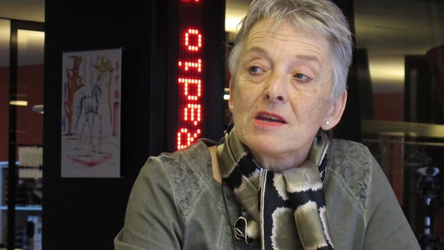 Theres Arnet-Vanoni sitzt am grossen Tisch im Radiostudio. Theres Arnet-Vanoni sitzt am grossen Tisch im Radiostudio.