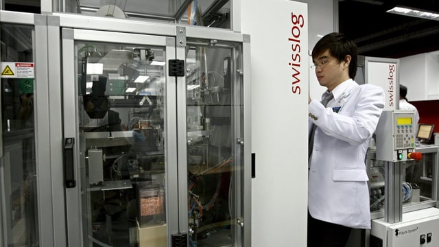 Swisslog-Roboter mit thailändischem Arzt daneben. Swisslog-Roboter mit thailändischem Arzt daneben.