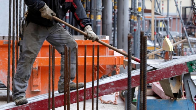 Ein Mann auf einer Baustelle. Ein Mann auf einer Baustelle.