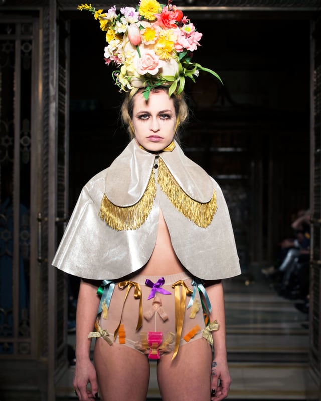 Frau mit Blumen auf dem Kopf und bunten Schleifchen auf fleischfarbenenm Slip. Frau mit Blumen auf dem Kopf und bunten Schleifchen auf fleischfarbenenm Slip.