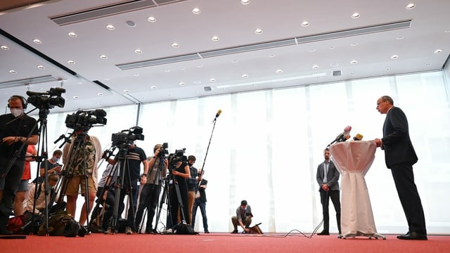 Peter Beuth vor Journalisten Peter Beuth vor Journalisten