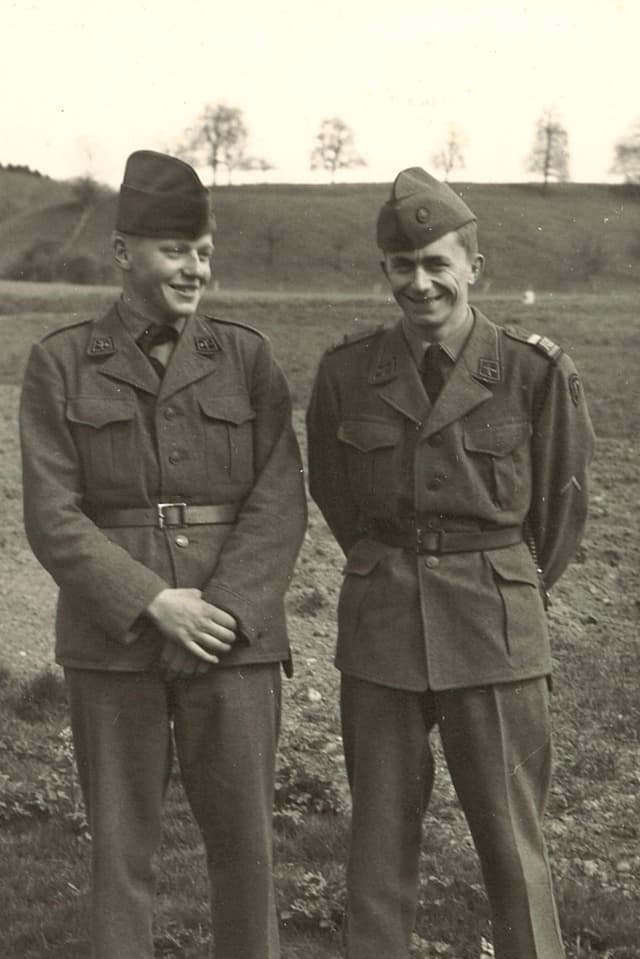 Die Söhne in Militäruniform. Die Söhne in Militäruniform.