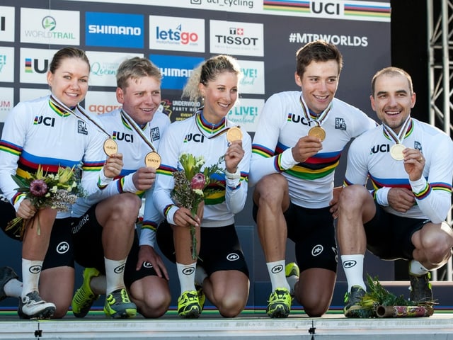 Sina Frei, Joel Roth, Jolanda Neff, Filippo Colombo und Nino Schurter nach dem Gewinn von Staffel-Gold in Cairns. Sina Frei, Joel Roth, Jolanda Neff, Filippo Colombo und Nino Schurter nach dem Gewinn von Staffel-Gold in Cairns.
