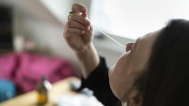 Eine Frau macht einen Corona-Test. Eine Frau macht einen Corona-Test.