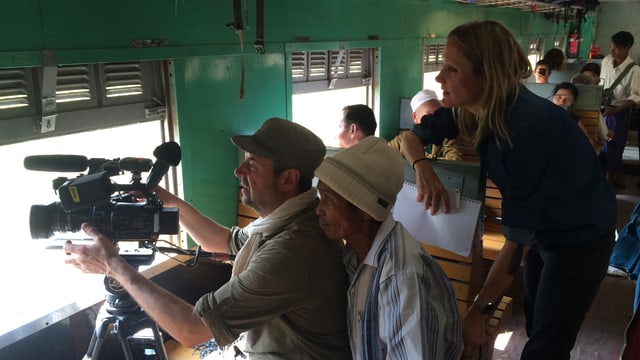 Kameramann Laurent Stoop und Reporterin Barbara Lüthi im Zug von Hsipaw nach Pyin oo Lwin. Kameramann Laurent Stoop und Reporterin Barbara Lüthi im Zug von Hsipaw nach Pyin oo Lwin.