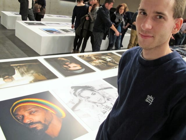 Lins unten das Bild von Snoop Dog mit farbiger Mütze, rechts Lukas Maeder mit blauem Pulli und Kurzhaarfrisur. Lins unten das Bild von Snoop Dog mit farbiger Mütze, rechts Lukas Maeder mit blauem Pulli und Kurzhaarfrisur.
