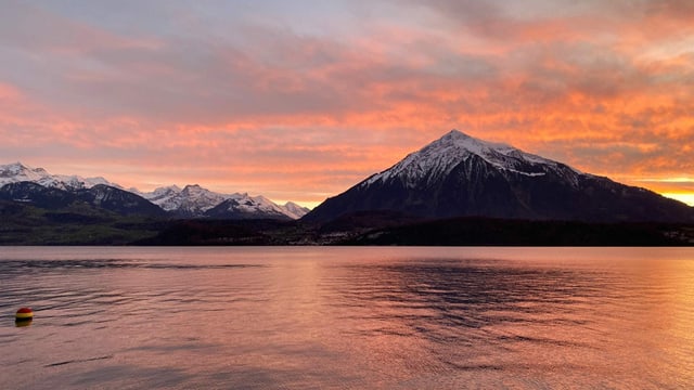 Trotz vieler Wolken ist ein schönes Abendrot über dem Thunersee zu sehen. Trotz vieler Wolken ist ein schönes Abendrot über dem Thunersee zu sehen.