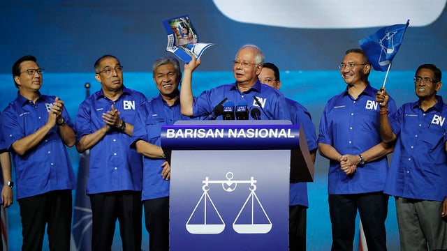 Razak Najib an einem Rednerpult. Razak Najib an einem Rednerpult.
