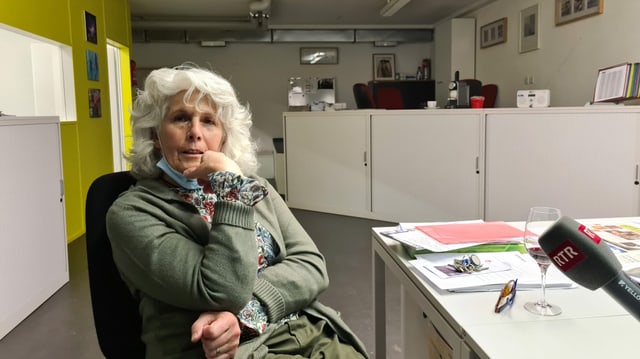 Tina Bundi suenter avair mirà per l'emprima giada la Metta da Fein. Tina Bundi suenter avair mirà per l'emprima giada la Metta da Fein.