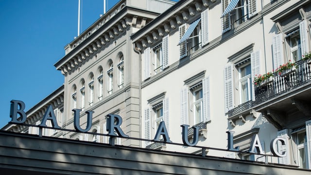 Hotelfassade mit dem Namenslogo. Hotelfassade mit dem Namenslogo.